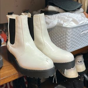 WHITE BOOTS